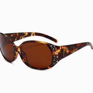 Elegant Tortoise Shell Sunglasses with Rhinestone Detail